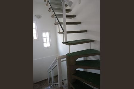 Casa para alugar com 270m², 5 quartos e 5 vagas Casa para alugar com 270m², 5 quartos e 5 vagasEscada