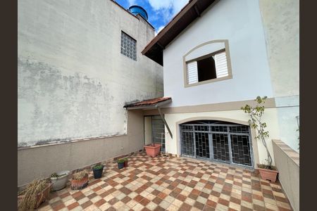 Casa à venda com 200m², 4 quartos e 2 vagasFachada