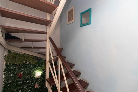 Casa de condomínio para alugar com 90m², 3 quartos e 2 vagas Casa de condomínio para alugar com 90m², 3 quartos e 2 vagasEscada