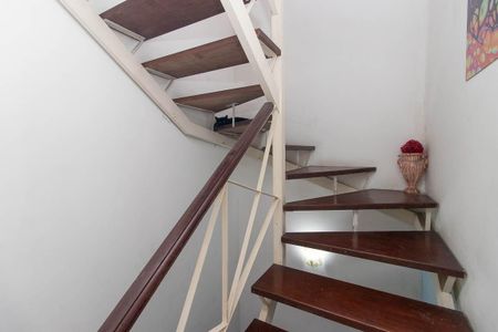 Casa de condomínio para alugar com 90m², 3 quartos e 2 vagas Casa de condomínio para alugar com 90m², 3 quartos e 2 vagasEscada