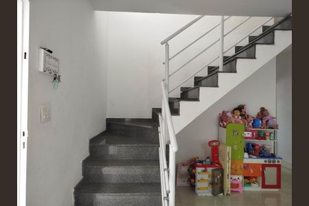 Casa à venda com 150m², 3 quartos e 2 vagasEscada