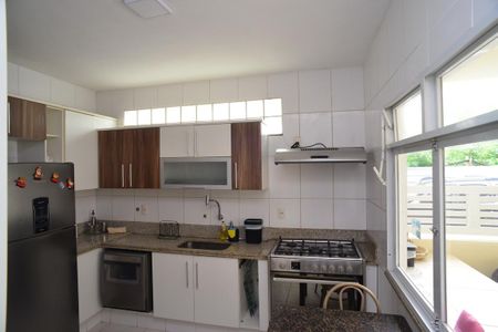 Casa de condomínio à venda com 220m², 5 quartos e 2 vagas Casa de condomínio à venda com 220m², 5 quartos e 2 vagasCozinha