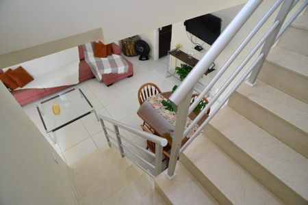 Casa de condomínio à venda com 220m², 5 quartos e 2 vagas Casa de condomínio à venda com 220m², 5 quartos e 2 vagasEscada de Acesso