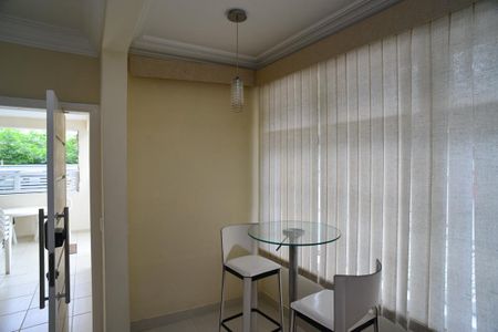 Sala de casa de condomínio para alugar com 5 quartos, 220m² em Barra da Tijuca, Rio de Janeiro