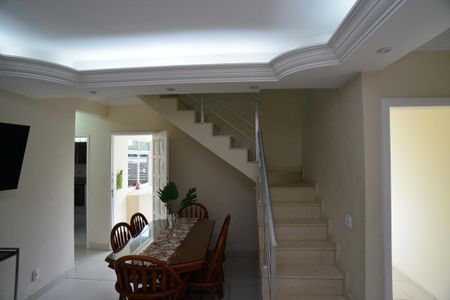 Casa de condomínio à venda com 220m², 5 quartos e 2 vagas Casa de condomínio à venda com 220m², 5 quartos e 2 vagasSala