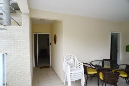 Casa de condomínio à venda com 220m², 5 quartos e 2 vagas Casa de condomínio à venda com 220m², 5 quartos e 2 vagasVaranda