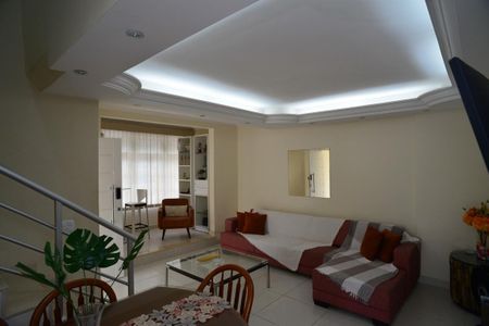 Casa de condomínio à venda com 220m², 5 quartos e 2 vagas Casa de condomínio à venda com 220m², 5 quartos e 2 vagasSala