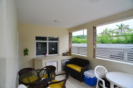 Casa de condomínio à venda com 220m², 5 quartos e 2 vagas Casa de condomínio à venda com 220m², 5 quartos e 2 vagasVaranda