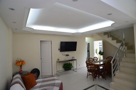 Sala de casa de condomínio para alugar com 5 quartos, 220m² em Barra da Tijuca, Rio de Janeiro