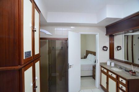 Casa de condomínio à venda com 220m², 5 quartos e 2 vagas Casa de condomínio à venda com 220m², 5 quartos e 2 vagasBanheiro Suíte Principal