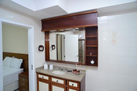 Casa de condomínio à venda com 220m², 5 quartos e 2 vagas Casa de condomínio à venda com 220m², 5 quartos e 2 vagasBanheiro Suíte Principal