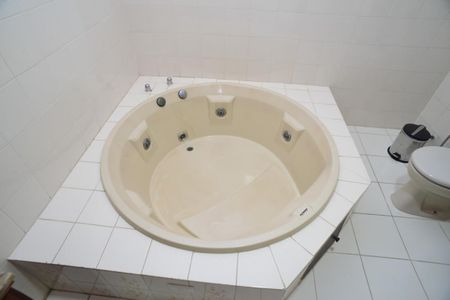 Casa de condomínio à venda com 220m², 5 quartos e 2 vagas Casa de condomínio à venda com 220m², 5 quartos e 2 vagasBanheiro Suíte Principal