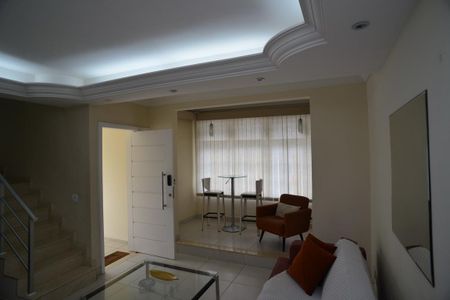 Sala de casa de condomínio para alugar com 5 quartos, 220m² em Barra da Tijuca, Rio de Janeiro