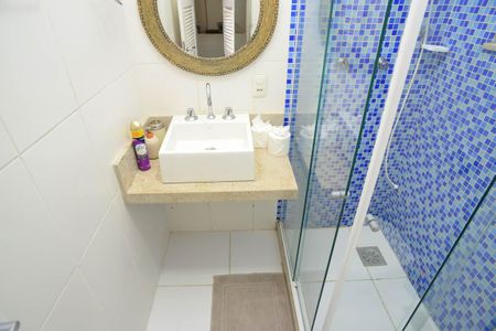 Casa de condomínio à venda com 220m², 5 quartos e 2 vagas Casa de condomínio à venda com 220m², 5 quartos e 2 vagasBanheiro Social