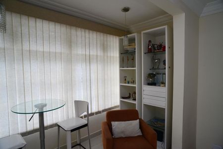 Casa de condomínio à venda com 220m², 5 quartos e 2 vagas Casa de condomínio à venda com 220m², 5 quartos e 2 vagasSala