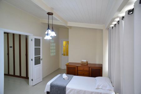 Casa de condomínio à venda com 220m², 5 quartos e 2 vagas Casa de condomínio à venda com 220m², 5 quartos e 2 vagasQuarto 1