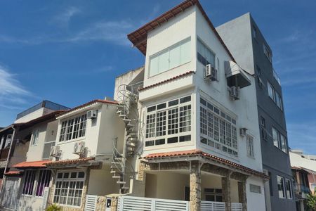 Fachada de casa de condomínio para alugar com 5 quartos, 220m² em Barra da Tijuca, Rio de Janeiro