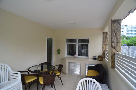 Casa de condomínio à venda com 220m², 5 quartos e 2 vagas Casa de condomínio à venda com 220m², 5 quartos e 2 vagasVaranda