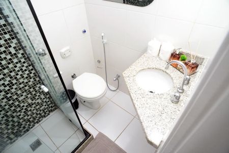 Casa de condomínio à venda com 220m², 5 quartos e 2 vagas Casa de condomínio à venda com 220m², 5 quartos e 2 vagasBanheiro Suíte