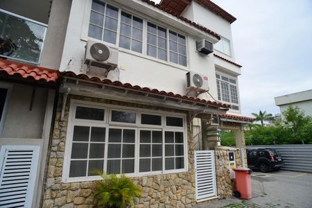 Casa de condomínio à venda com 220m², 5 quartos e 2 vagas Casa de condomínio à venda com 220m², 5 quartos e 2 vagasFachada