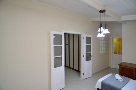 Casa de condomínio à venda com 220m², 5 quartos e 2 vagas Casa de condomínio à venda com 220m², 5 quartos e 2 vagasQuarto 1