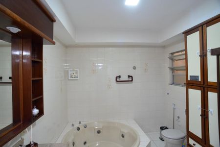 Casa de condomínio à venda com 220m², 5 quartos e 2 vagas Casa de condomínio à venda com 220m², 5 quartos e 2 vagasBanheiro Suíte Principal