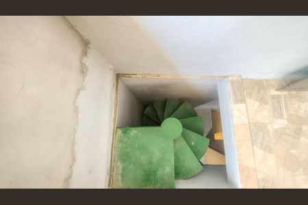 Casa à venda com 250m², 6 quartos e sem vaga Casa à venda com 250m², 6 quartos e sem vagaEscada