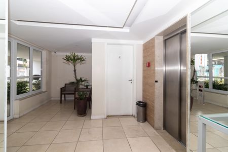 Apartamento à venda com 143m², 3 quartos e 2 vagas Apartamento à venda com 143m², 3 quartos e 2 vagasHall social