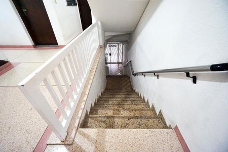 Apartamento à venda com 104m², 2 quartos e sem vagaEscada
