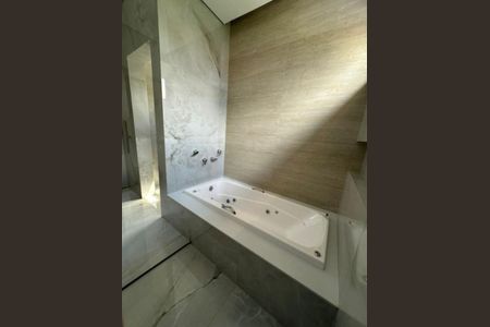 Casa de condomínio para alugar com 253m², 5 quartos e 4 vagasBanheiro