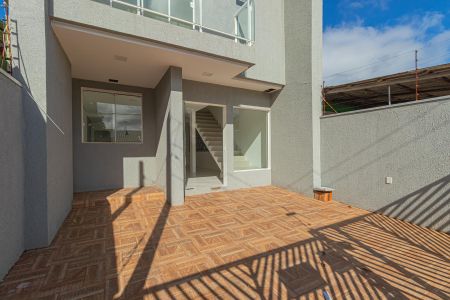 Casa à venda com 100m², 3 quartos e 2 vagas Casa à venda com 100m², 3 quartos e 2 vagasPátio da frente/garagem