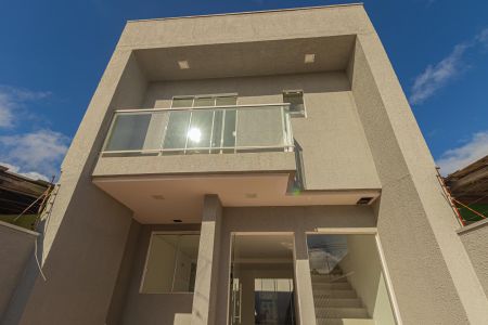 Casa à venda com 100m², 3 quartos e 2 vagas Casa à venda com 100m², 3 quartos e 2 vagasFachada