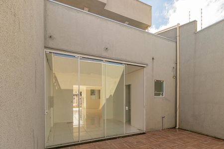 Casa à venda com 100m², 3 quartos e 2 vagas Casa à venda com 100m², 3 quartos e 2 vagasFundos