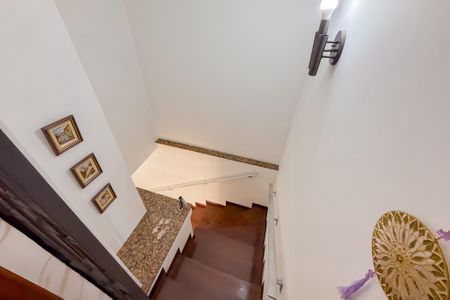 Casa à venda com 200m², 6 quartos e 4 vagasEscada