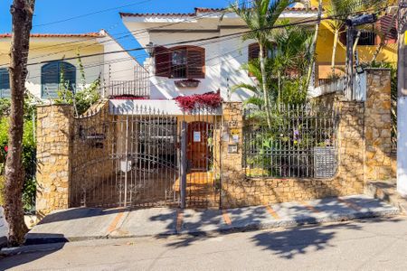 Casa à venda com 200m², 6 quartos e 4 vagasFachada