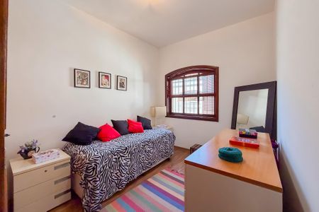 Casa à venda com 200m², 6 quartos e 4 vagasQuarto 2