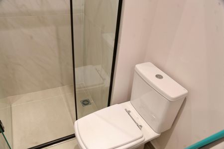 Banheiro de kitnet/studio para alugar com 1 quarto, 21m² em Santo Amaro, São Paulo