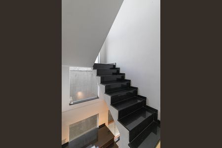 Casa para alugar com 375m², 4 quartos e 6 vagasEscada