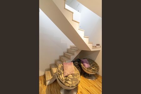 Casa para alugar com 375m², 4 quartos e 6 vagasEscada