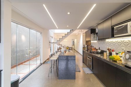 Casa para alugar com 375m², 4 quartos e 6 vagasCozinha 