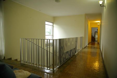 Casa à venda com 600m², 5 quartos e 6 vagasCorredor dos quartos