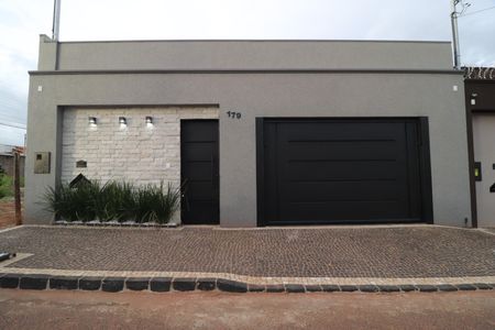 Casa para alugar com 215m², 3 quartos e 2 vagasFachada