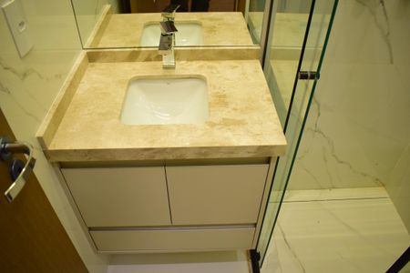 Casa de condomínio para alugar com 165m², 4 quartos e 4 vagasBanheiro da Suíte 2