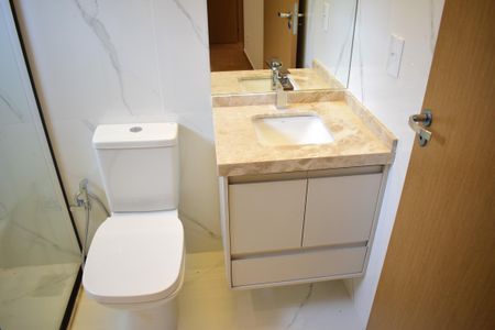 Casa de condomínio para alugar com 165m², 4 quartos e 4 vagasBanheiro da Suíte 1