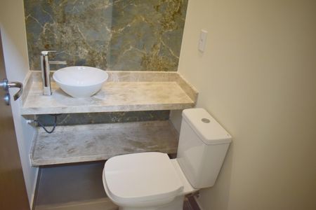 Casa de condomínio para alugar com 165m², 4 quartos e 4 vagasBanheiro 1