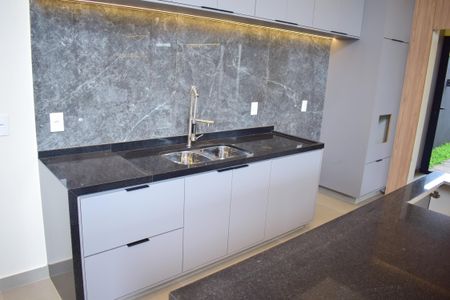 Casa de condomínio para alugar com 165m², 4 quartos e 4 vagasCozinha - Armários