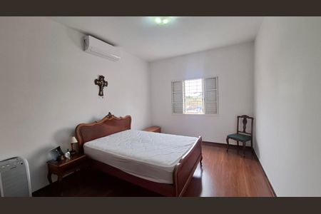 Casa à venda com 180m², 3 quartos e 2 vagasQuarto