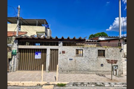 Casa para alugar com 220m², 3 quartos e 1 vaga Casa para alugar com 220m², 3 quartos e 1 vagaFachada