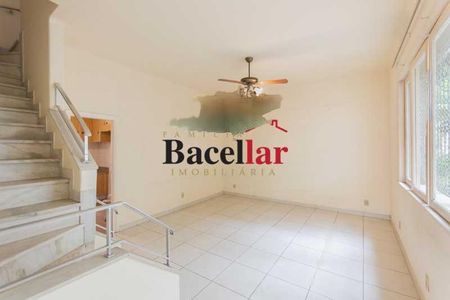 Casa à venda com 110m², 2 quartos e 1 vaga