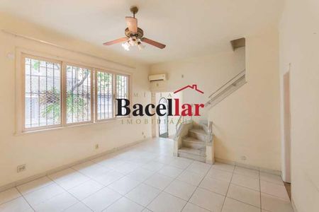 Casa à venda com 110m², 2 quartos e 1 vaga